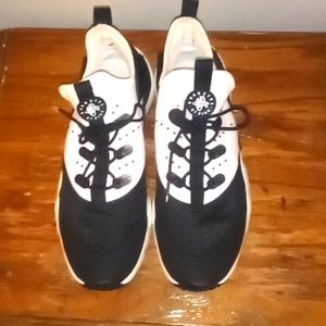 I'm selling Nike Huarache drift black sail size 7
